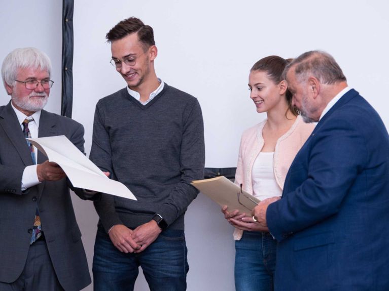 Los ganadores del concurso escolar en la ceremonia de entrega de premios.