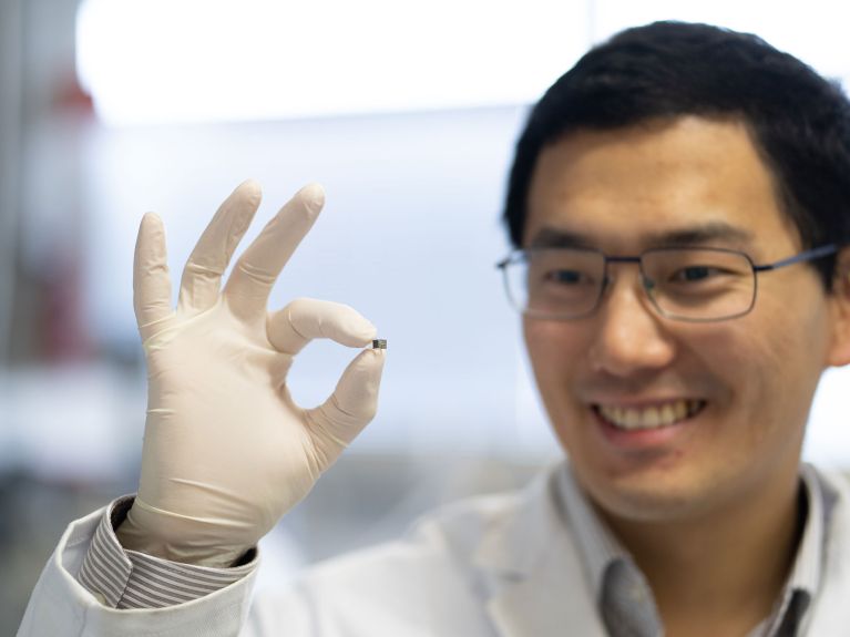 Dr Tian Qui prowadzi badania nad mikrorobotami.