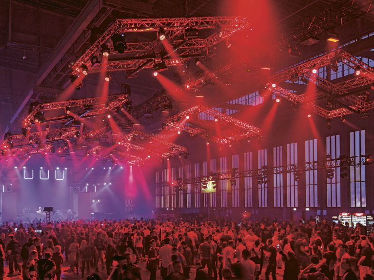 Rave im Hangar: Berlin feiert im früheren Flughafen Tempelhof