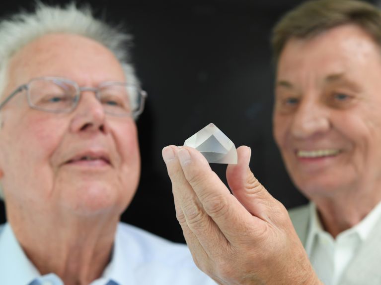 Peter Hitzschke (r) und Gerhard Steiner, frühere Ingenieure bei Heraeus, präsentieren ein Tripelprisma. Peter Hitzschke (r) und Gerhard Steiner, frühere Ingenieure bei Heraeus, präsentieren ein Tripelprisma.