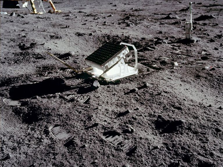 Ein Laserreflektor des deutschen Unternehmens Heraeus steht auf dem Mond Ein Laserreflektor des deutschen Unternehmens Heraeus steht auf dem Mond