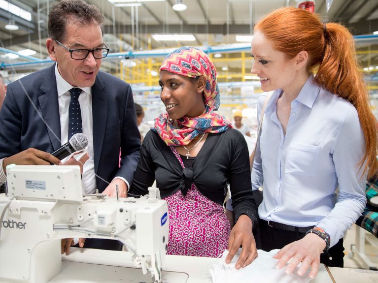 Minister Müller in a textile factory in Ethiopia