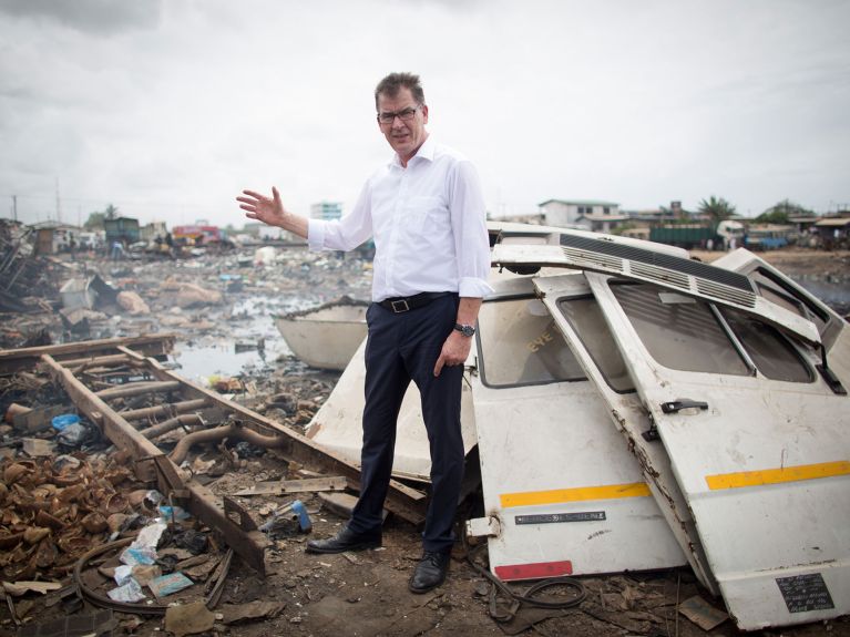 Minister Müller auf einem Schrottplatz in Ghana