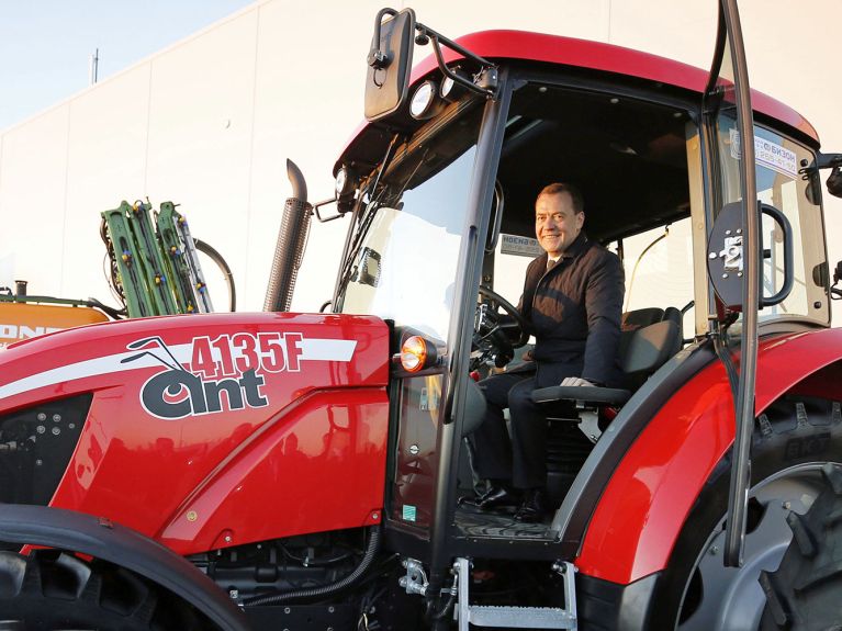 Ministerpräsident Medwedew beim Besuch des Claas-Werks in Krasnodar