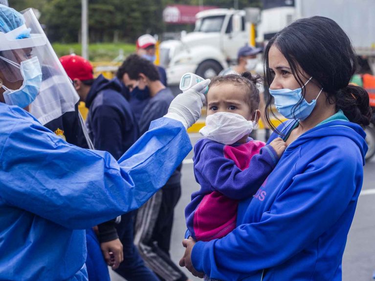 Medición de fiebre entre refugiados venezolanos en Colombia 