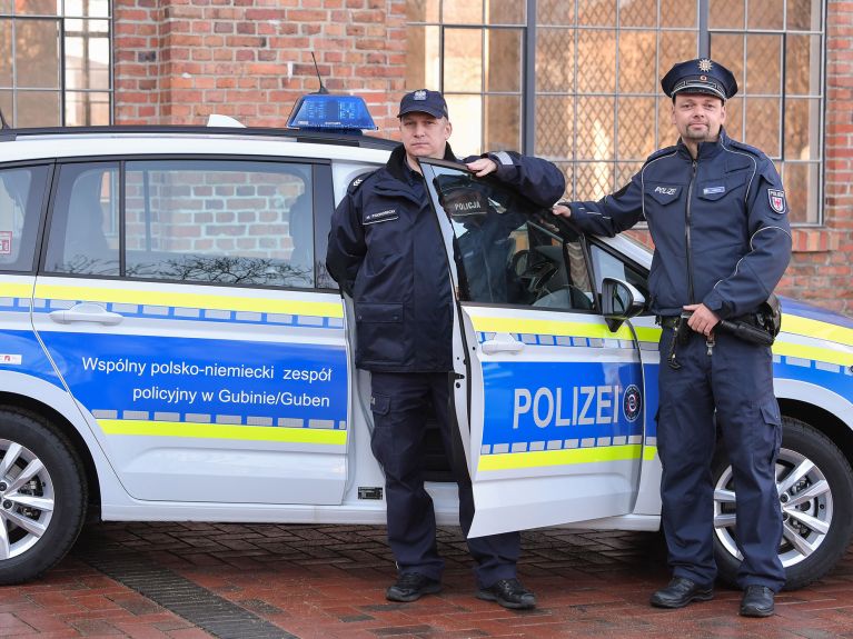 Polnisch-deutsche Polizeistreife in Guben und Gubin: Holger Welkisch (r) und Mariusz Podhorecki.