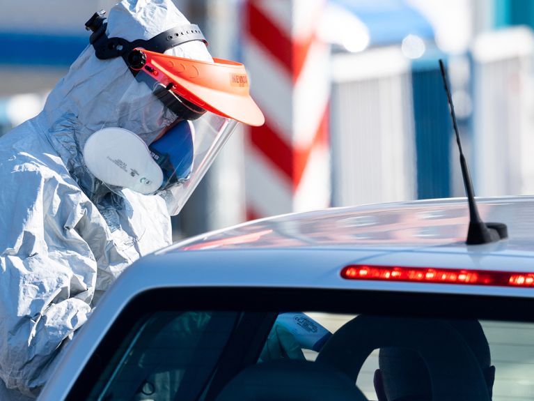 Mann im Schutzanzug an der polnische Grenze vor Zgorzelec