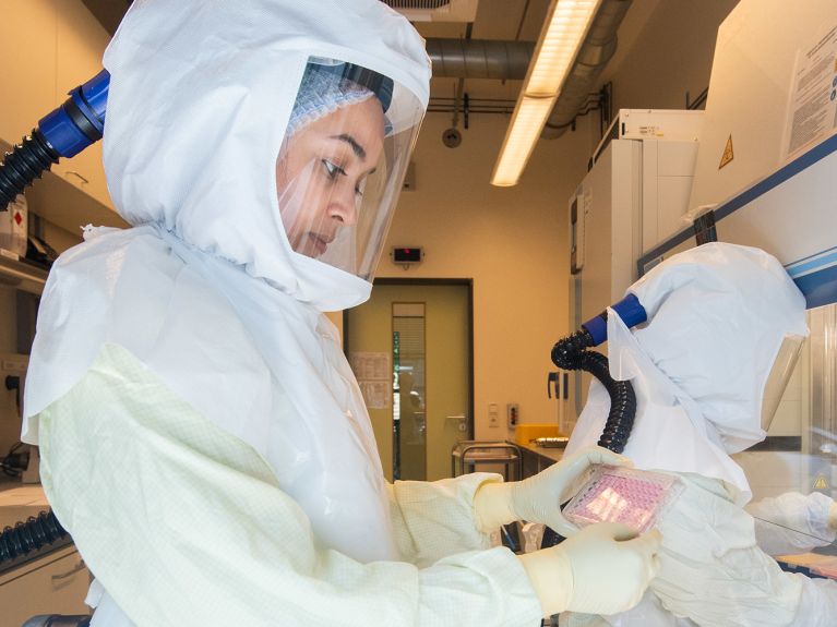 A researcher at the Helmholtz Centre for Infection Research 