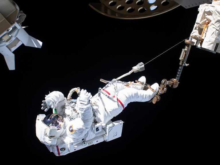 Впечатляюще: выход астронавта МКС в открытый космос