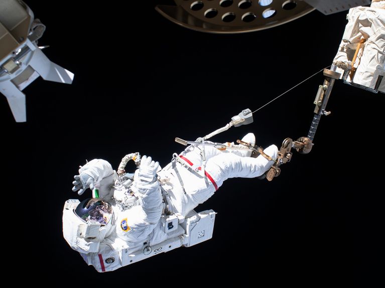 Anspruchsvoll: Astronaut beim Außeneinsatz an der ISS Anspruchsvoll: Astronaut beim Außeneinsatz an der ISS