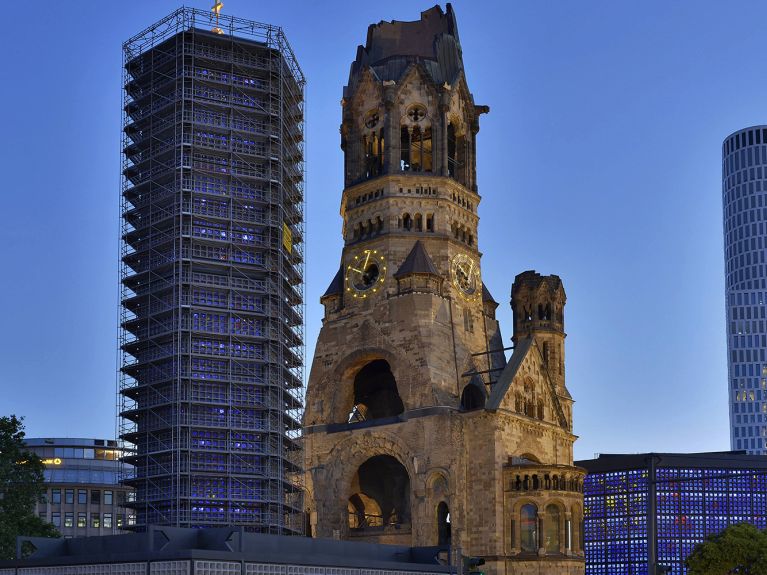 Vom historischen Bauwerk blieb ein rund 70 Meter hoher Turmcorpus bestehen.