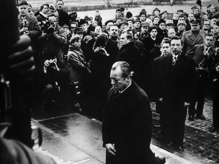 Willy Brandt składa hołd ofiarom warszawskiego getta. 