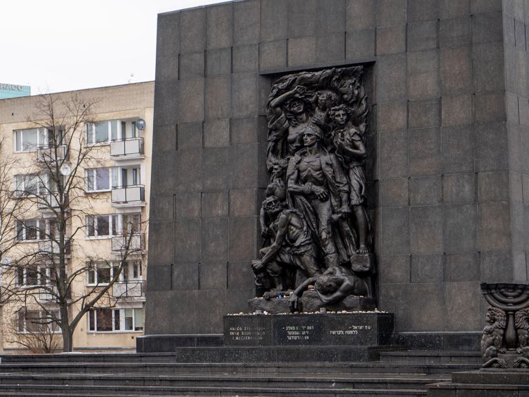 W 1970 roku przed tym pomnikiem ukląkł Brandt: pomnik upamiętnia Żydów zamordowanych przez niemieckich okupantów w Warszawie w 1943 roku. 