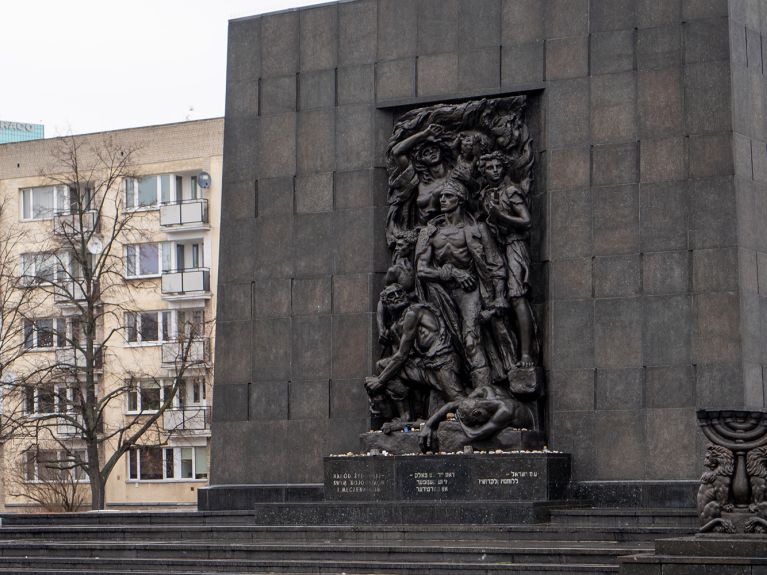 W 1970 roku przed tym pomnikiem ukląkł Brandt: pomnik upamiętnia Żydów zamordowanych przez niemieckich okupantów w Warszawie w 1943 roku. W 1970 roku przed tym pomnikiem ukląkł Brandt: pomnik upamiętnia Żydów zamordowanych przez niemieckich okupantów w Warszawie w 1943 roku.