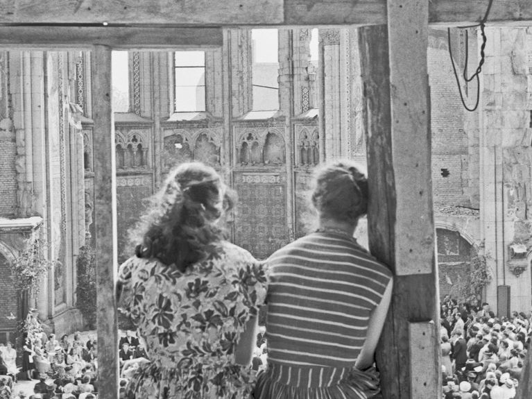 Der erste Gottesdienst nach dem Zweiten Weltkrieg in der zerstörten Kirche fand 1953 statt.