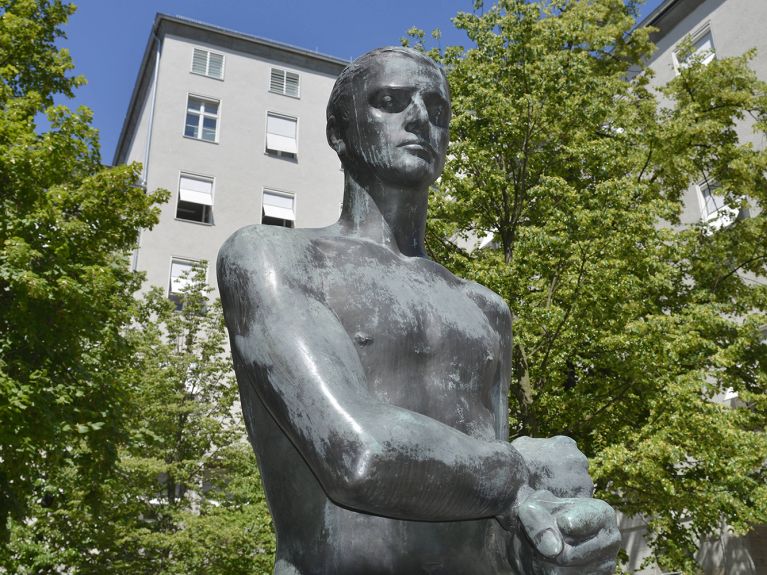 La statue d'un jeune homme se dresse à l'endroit où l'officier Claus Graf von Stauffenberg et ses co-conspirateurs ont été fusillés.