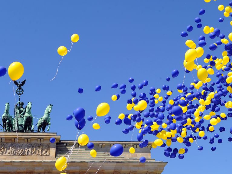 Brandenburger Tor: Feiern in den Farben der EU