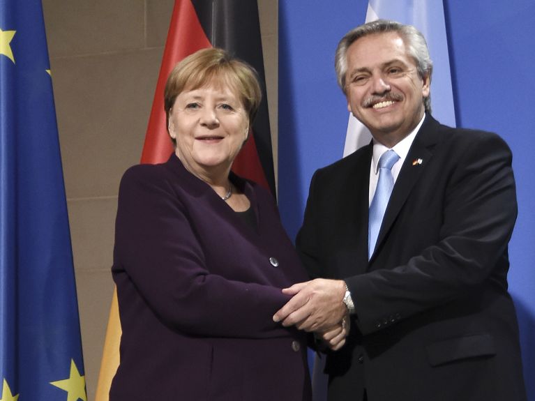 Cheios de otimismo: Merkel e Fernández em Berlim, em fevereiro. 