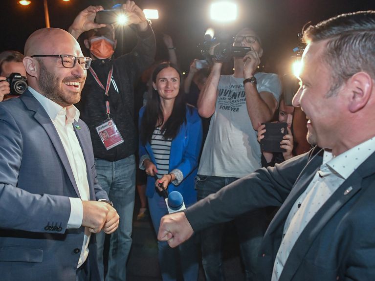 René Wilke (l.) begrüßt Mariusz Olejniczak, Bürgermeister von Słubice nach Ende der Grenzschließung wegen Corona-Epidemie. 