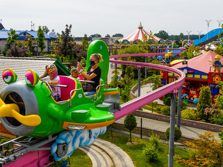 Powrót do normalności po pandemii koronawirusa: największy polski park rozrywki Energylandia w Zatorze.  