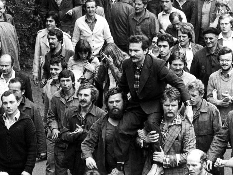 W dniu 30 sierpnia 1980 r. robotnicy wnoszą Lecha Wałęsę do Stoczni im. Lenina.