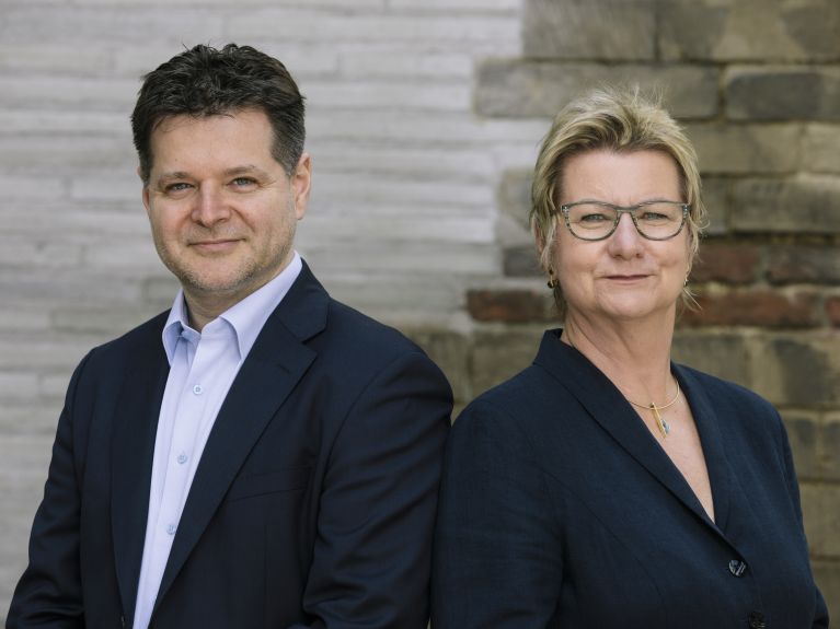 Andrei Kovacs und Sylvia Löhrmann vom Verein „1700 Jahre jüdisches Leben in Deutschland“ Andrei Kovacs und Sylvia Löhrmann vom Verein „1700 Jahre jüdisches Leben in Deutschland“
