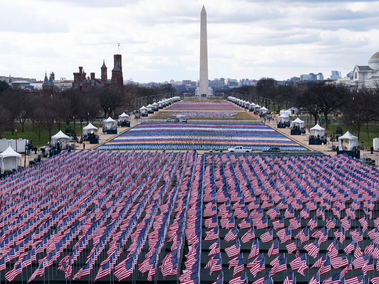 Zur Amtseinführung von Joe Biden erinnern hunderttausende Flaggen an die Corona-Toten in den USA.