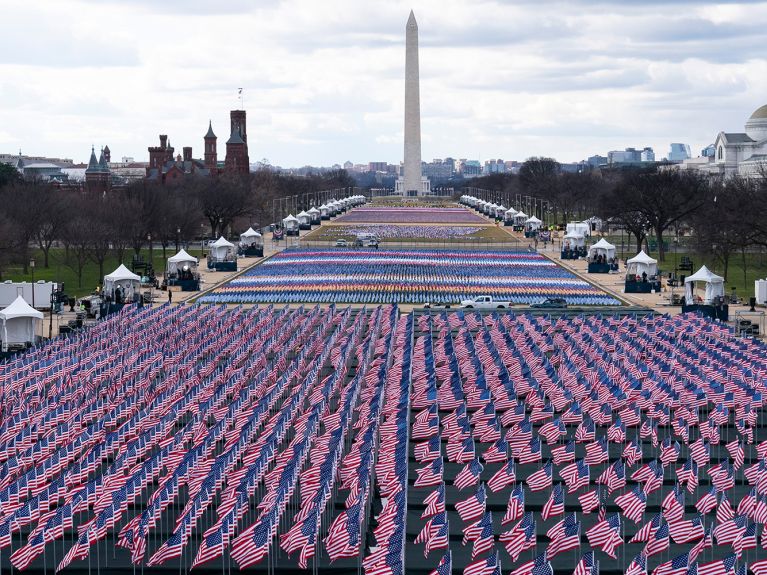 Hundreds of thousands of flags commemorate the corona dead in the USA at Joe Biden’s inauguration ceremony.