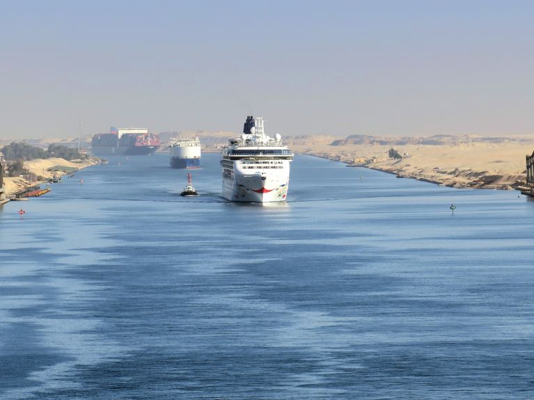 Ein Kreuzfahrtschiff im Suezkanal bei Port Said