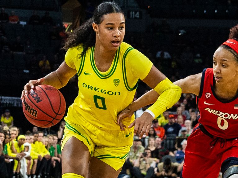 With a move to the basket: Satou Sabally (left), here still in the Oregon jersey 