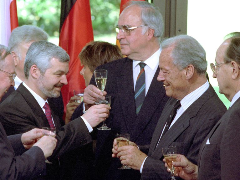 Polens Außenminister Krzysztof Skubiszewski, Ministerpräsident Jan Krzysztof Bielecki, Bundeskanzler Helmut Kohl, Alt-Bundeskanzler Willy Brandt und Außenminister Hans Dietrich Genscher feiern die Vertragsunterzeichnung am 17.Juni 1991 in Bonn.