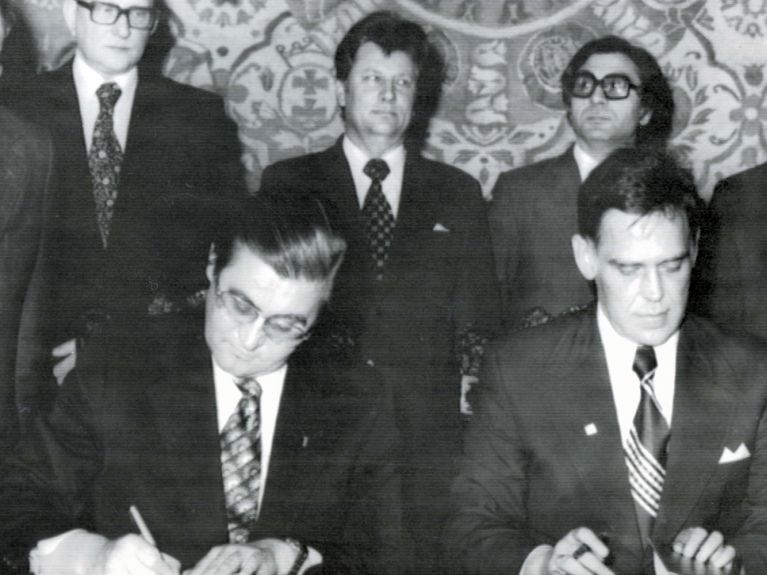 Historyczna chwila: burmistrzowie Bremy i Gdańska, Hans Koschnick i Andrzej Kaznowski (po prawej), podpisują 12.04.1976 r. w Gdańsku dokumenty o partnerstwie. Historyczna chwila: burmistrzowie Bremy i Gdańska, Hans Koschnick i Andrzej Kaznowski (po prawej), podpisują 12.04.1976 r. w Gdańsku dokumenty o partnerstwie.