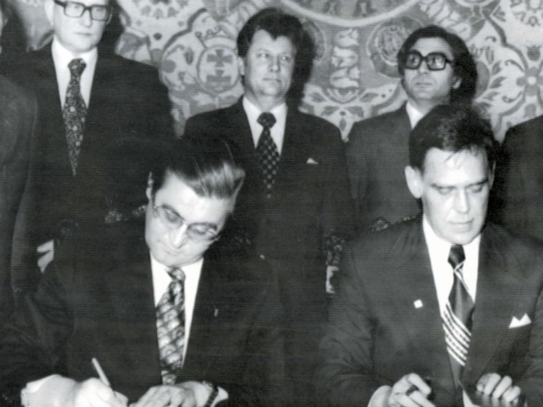 Historischer Moment: Die Bürgermeister von Bremen, Hans Koschnick, und Danzig, Andrzekj Kaznowski (rechts), unterzeichnen am 12.04.1976 in Danzig die Partnerschaftsurkunden.