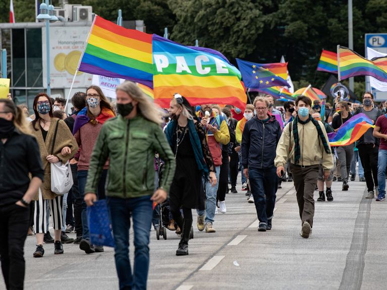 Gemeinsamer Protest: Demonstration der Schwulen- und Lesbenvereine Frankfurts (Oder) und Słubices auf der Oderbrücke.