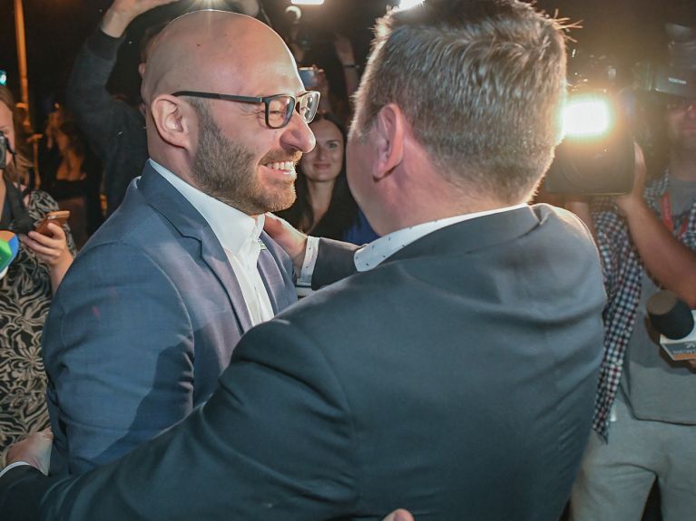 Głęboka radość: Rene Wilke, nadburmistrz Frankfurtu nad Odrą, i Mariusz Olejniczak, burmistrz Słubic, podczas otwarcia granicy po zniesieniu ograniczeń z powodu koronawirusa Głęboka radość: Rene Wilke, nadburmistrz Frankfurtu nad Odrą, i Mariusz Olejniczak, burmistrz Słubic, podczas otwarcia granicy po zniesieniu ograniczeń z powodu koronawirusa