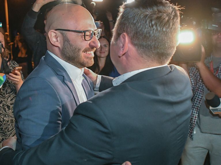 Tiefe Freude: Rene Wilke, Oberbürgermeister von Frankfurt/Oder, und Mariusz Olejniczak, Bürgermeister von Słubice, bei der Grenzöffnung nach Corona-Sperre.