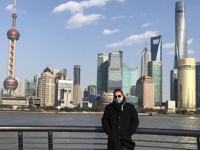 Matthias Müller vor der Skyline von Shanghai – mit Mundschutz. 