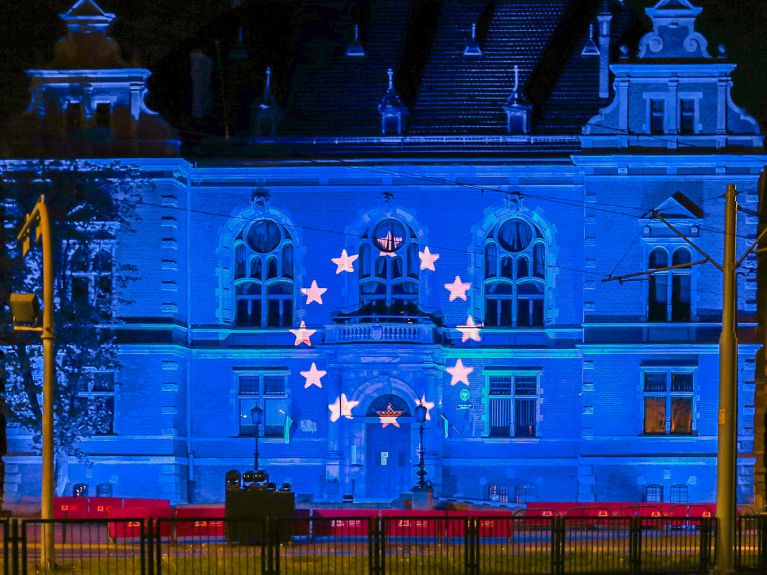 Oświetlony budynek Rady Miasta Gdańska w Dniu Europy.  