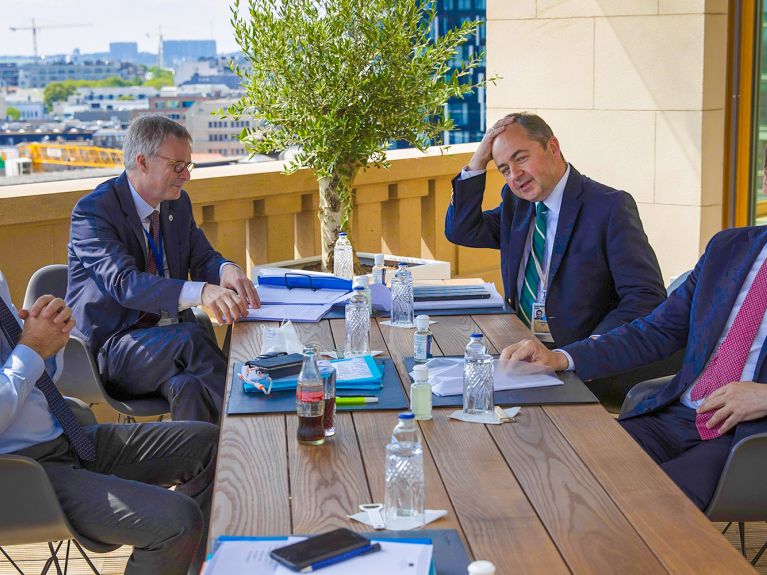 Charles Michel (links), Präsident des Europäischen Rates, mit dem polnischen Premierminister Mateusz Morawiecki (rechts) beim EU—Sondergipfel. 