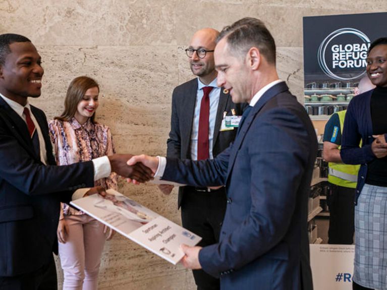 Le ministre allemand des Affaires étrangères Heiko Maas avec des boursiers de la DAFI au Global Refugee Forum à Genève