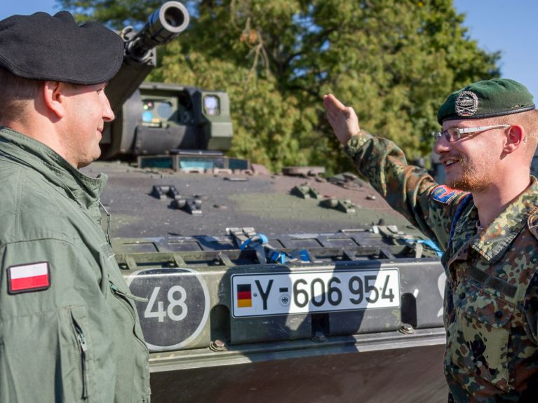 Gespräch unter intrenationalen Kameraden bei der 20-Jahr-Feier des multinationalen Korps in Stettin. 