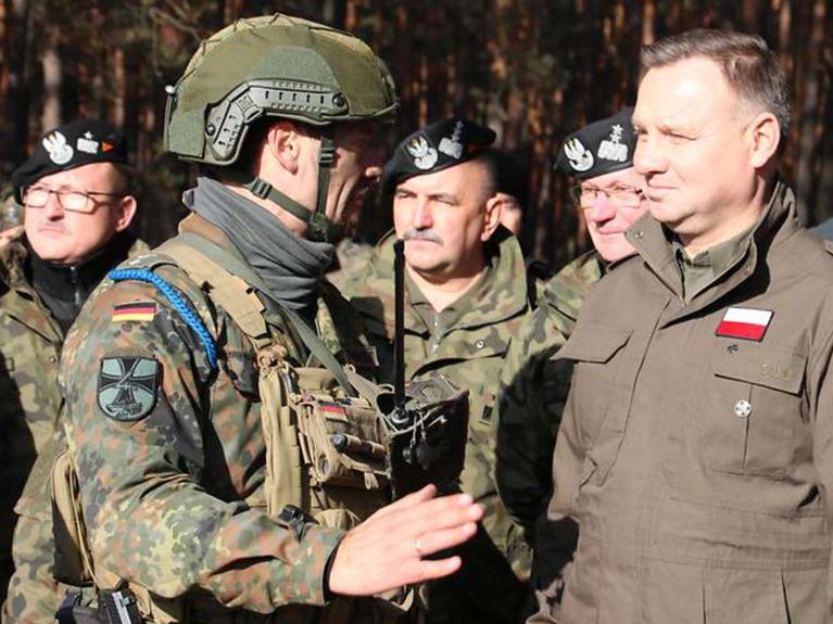 Polens Präsident Andrzej Duda spricht mit Hauptmann Hybenkvist. 