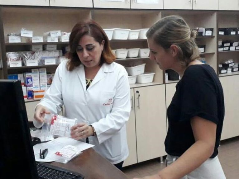 Julia Renck (r.) arbeitet seit 2019 für Caritas Deutschland im Libanon. Ihr Spezialgebiet ist die psychologische Betreuung. Julia Renck (r.) arbeitet seit 2019 für Caritas Deutschland im Libanon. Ihr Spezialgebiet ist die psychologische Betreuung.