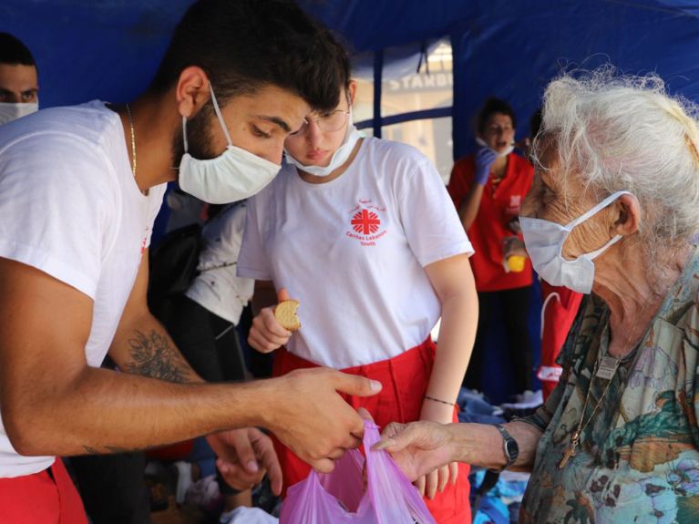 Helfer der Caritas geben Essen in Beirut aus. Helfer der Caritas geben Essen in Beirut aus.