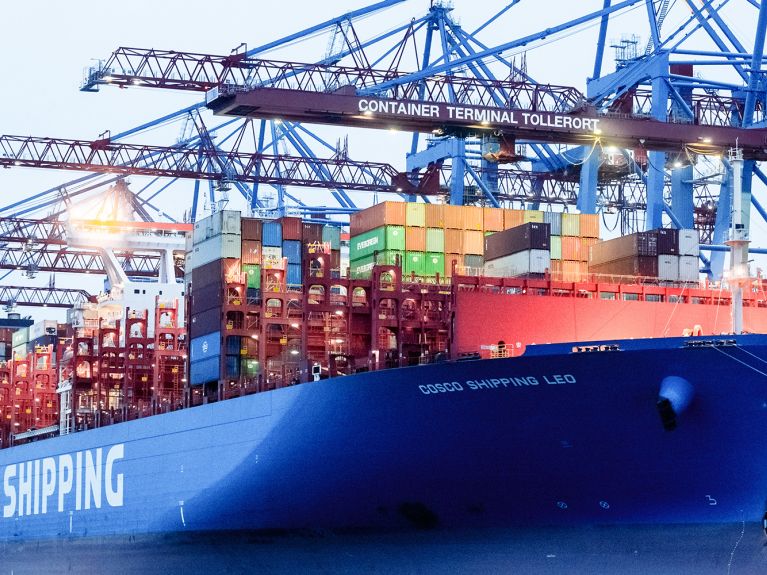 Chinesisches Container-Frachtschiff im Hamburger Hafen Chinesisches Container-Frachtschiff im Hamburger Hafen
