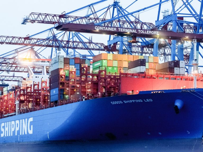 Chinesisches Container-Frachtschiff im Hamburger Hafen 