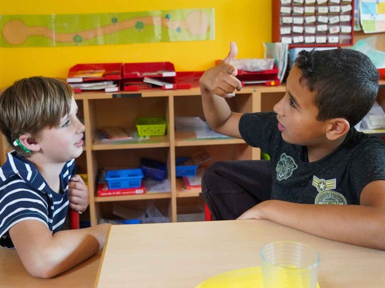 Gemeinsames Lernen steht bei inklusiven Schulen im Vordergrund.