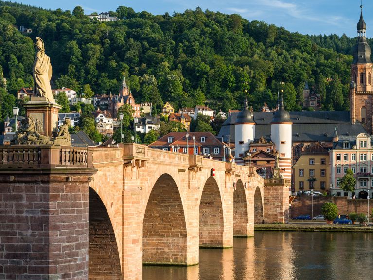 Heidelberg – die „Alte Brücke“ führt über den Neckar zur Heiliggeistkirche.