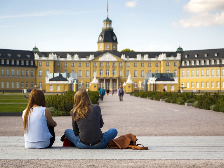 Karlsruhe – das Schloss, erbaut 1715. Karlsruhe – das Schloss, erbaut 1715.