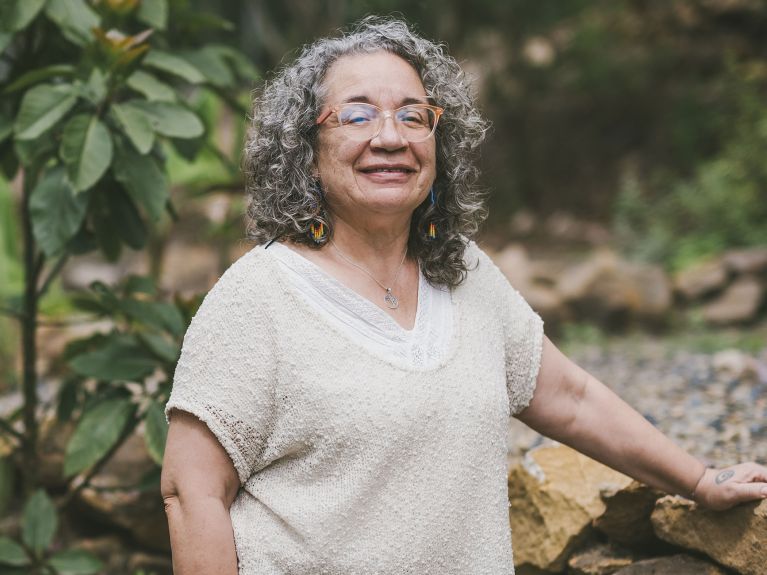 A pacifista Rosa Emília Salamanca no jardim da sua casa